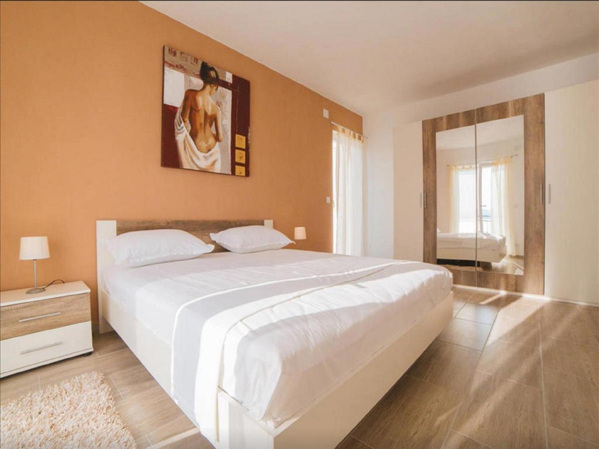 House Karlo Apartments 奥米什 外观 照片