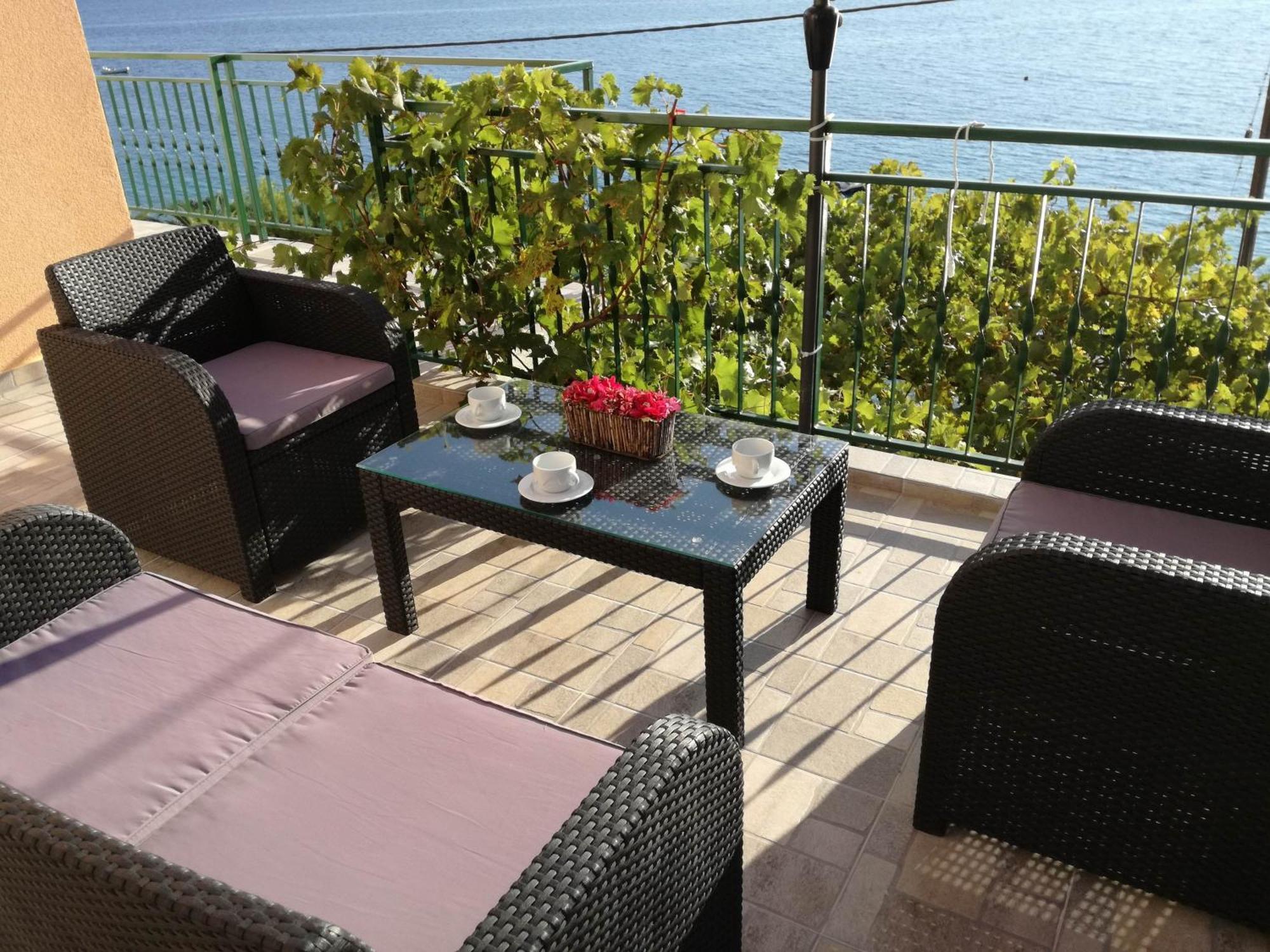 House Karlo Apartments 奥米什 客房 照片